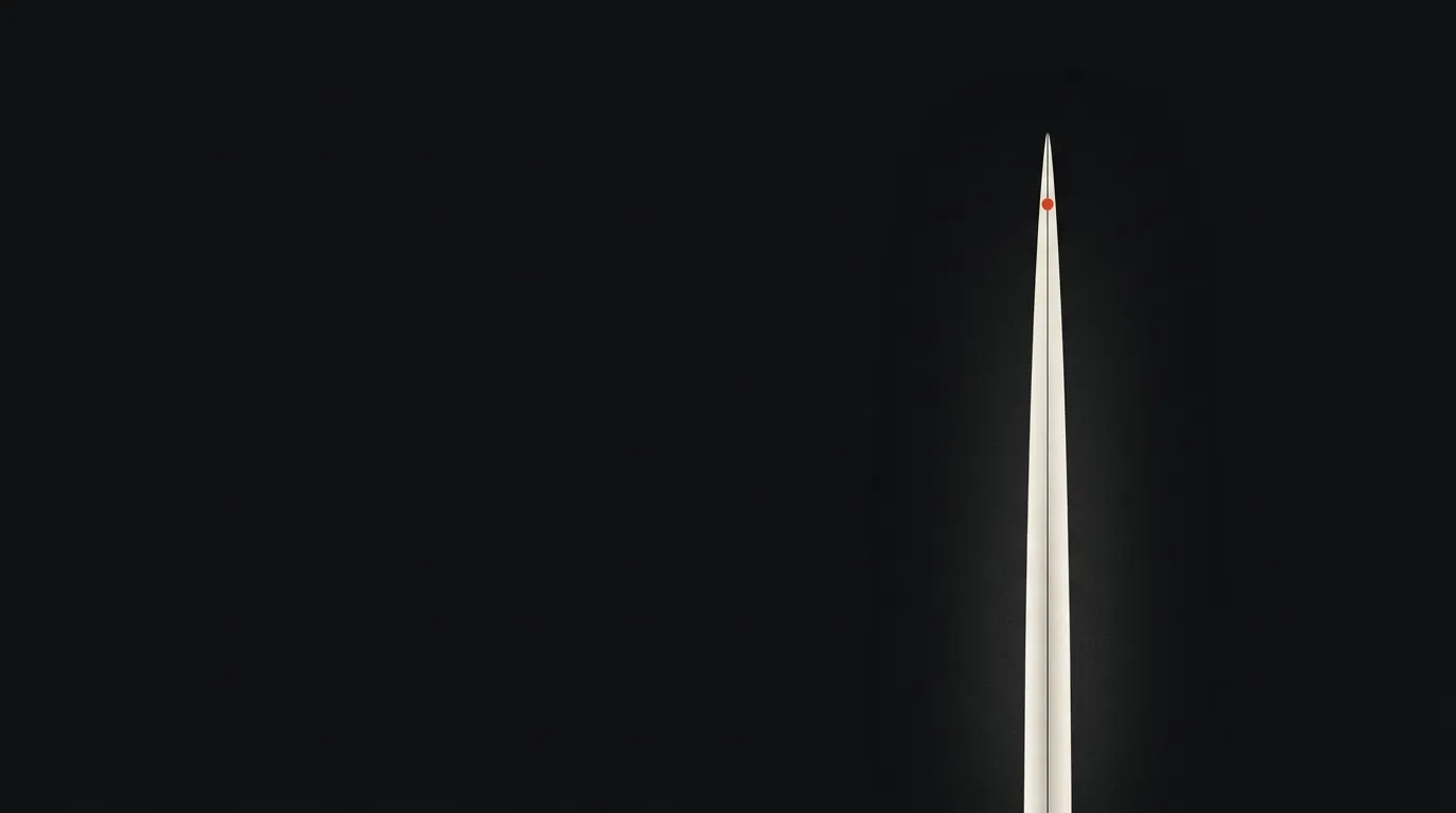 Eine einzelne, hohe, solide Klingenform aus Bone-Licht steigt aus dem unteren Bildrand in tiefes Ink-Schwarz — solitär, aufrecht, gestochen präzise. Nahe der Spitze glüht ein einzelner Vermilion-Punkt. Die linke Bildhälfte bleibt ruhiger Negativraum.